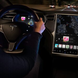 Transforme o interior do seu carro com a Central Multimídia modelo Tesla. Vantagens da tela vertical, carros compatíveis funcionamento.